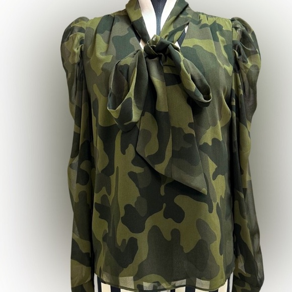 White House, Black market | blouse, green camo print, sz M - Picture 1 of 1